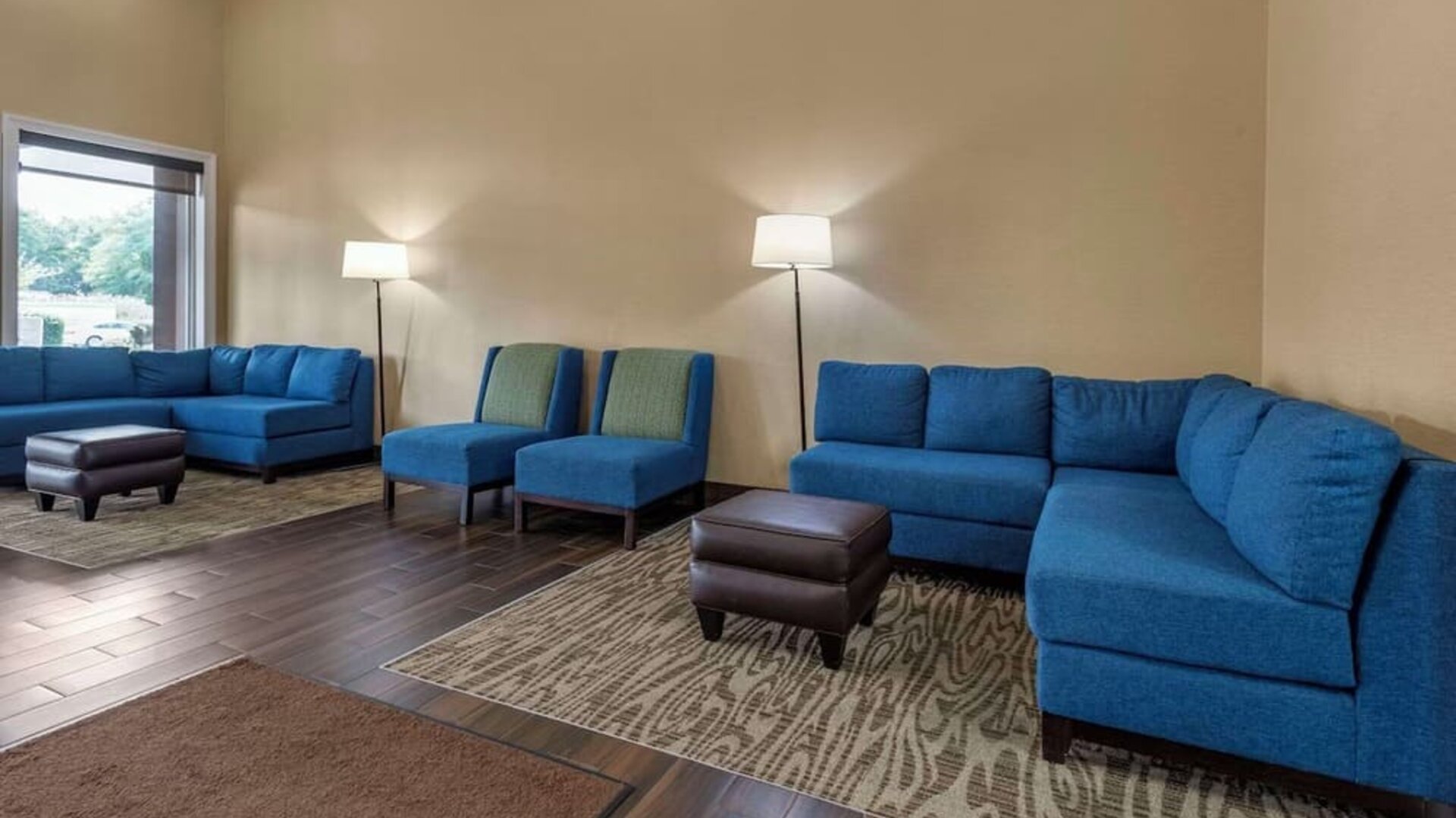 Lobby and coworking lounge at Comfort Inn & Suites Glen Mills – Concordville.