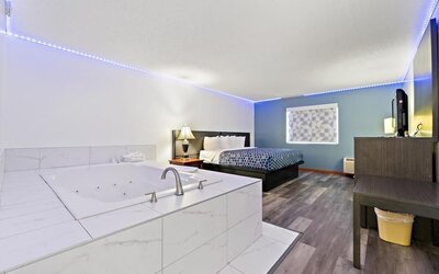 Day use room with bath tub at Chicago Club Inn & Suites.