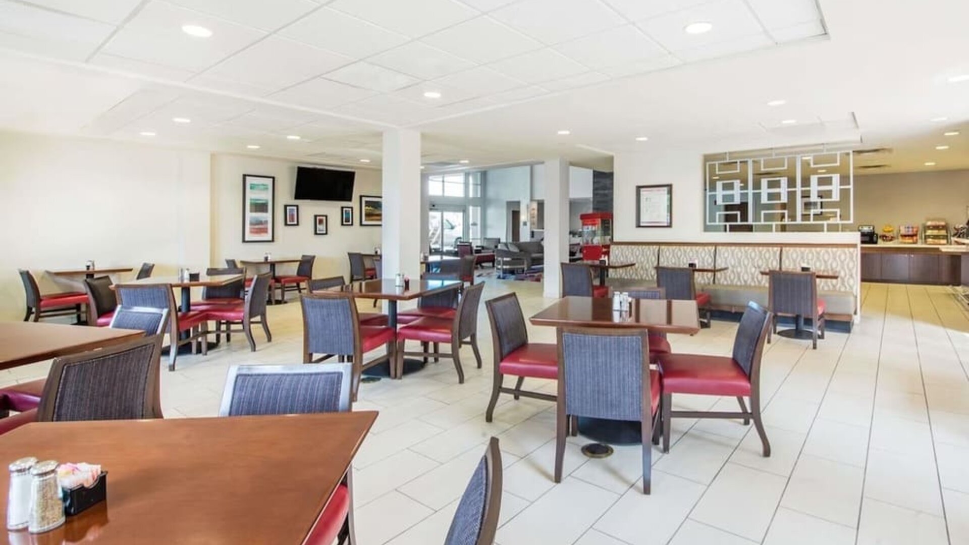 Dining area perfect for coworking at Hawthorn Suites By Wyndham El Paso Airport.