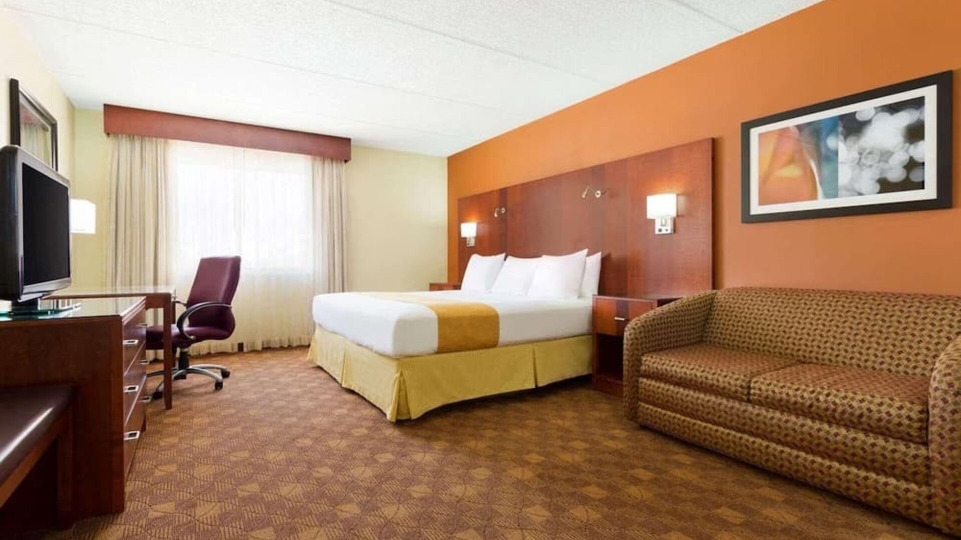 Spacious day use room at Radisson Akron/Fairlawn.