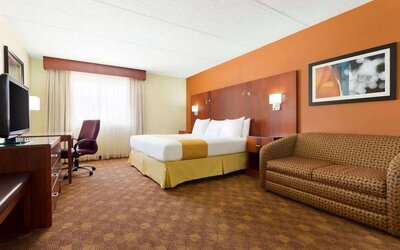 Spacious day use room at Radisson Akron/Fairlawn.