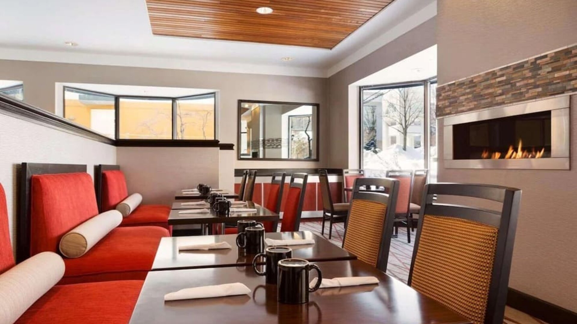 Dining area perfect for coworking at Radisson Akron/Fairlawn.