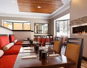 Dining area perfect for coworking at Radisson Akron/Fairlawn.