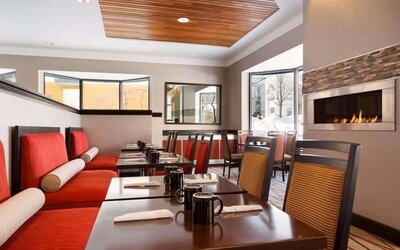 Dining area perfect for coworking at Radisson Akron/Fairlawn.