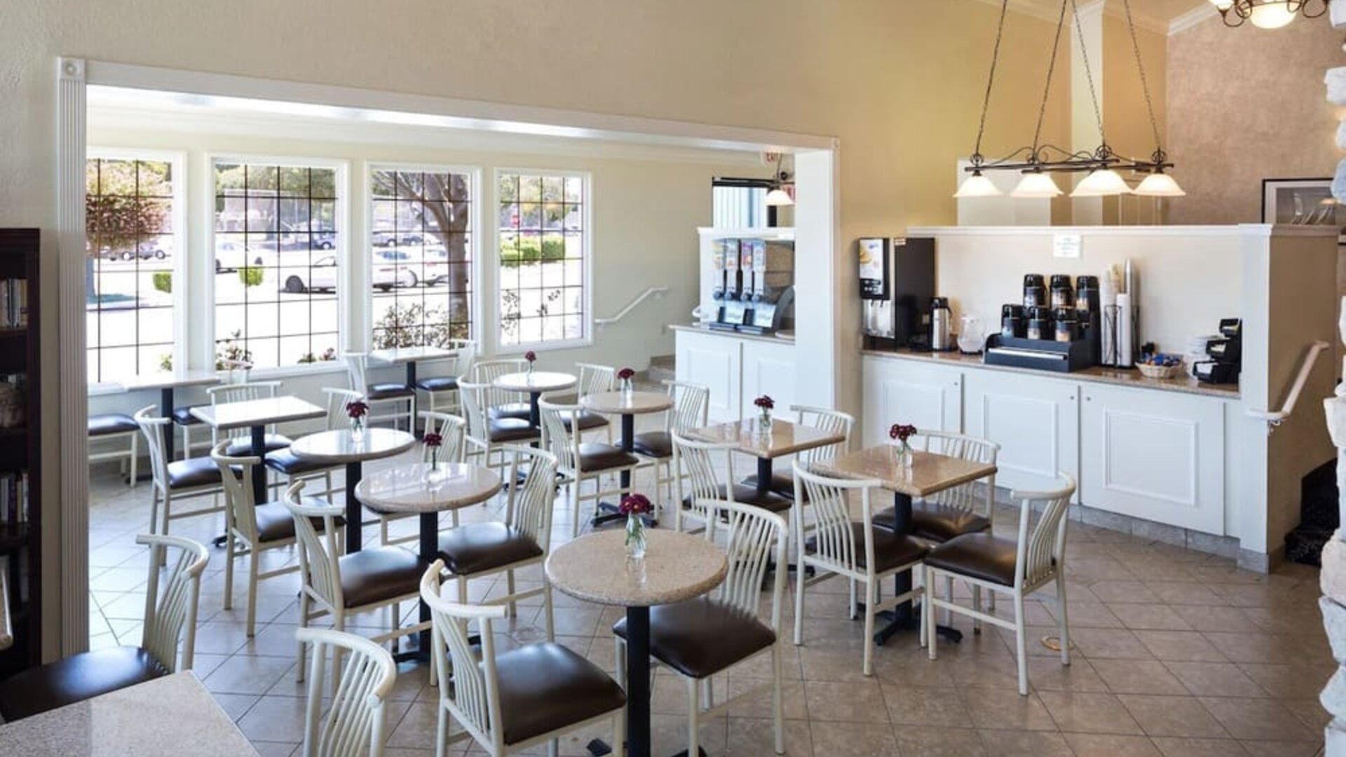 Dining area perfect for coworking at The Marina Inn On San Francisco Bay.