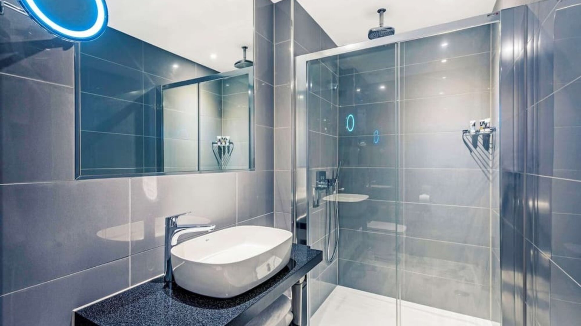 Guest bathroom with shower at Mercure Hotel London Hyde Park.