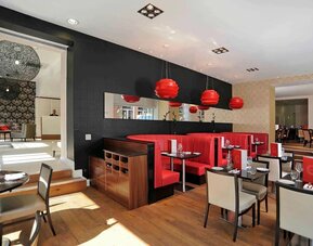 Dining area at Mercure London Bloomsbury.