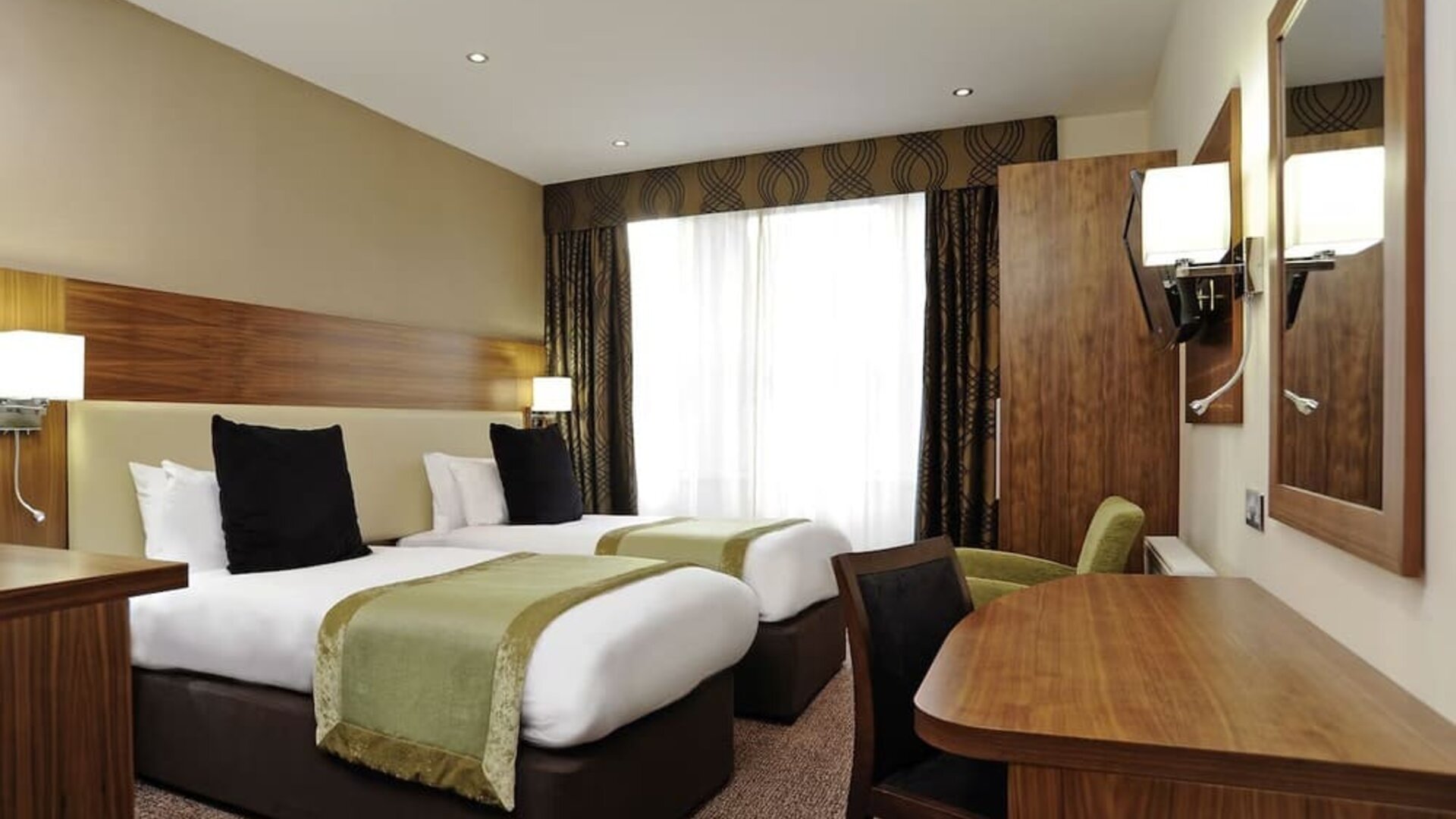 Day use twin room with work desk at Mercure London Bloomsbury.
