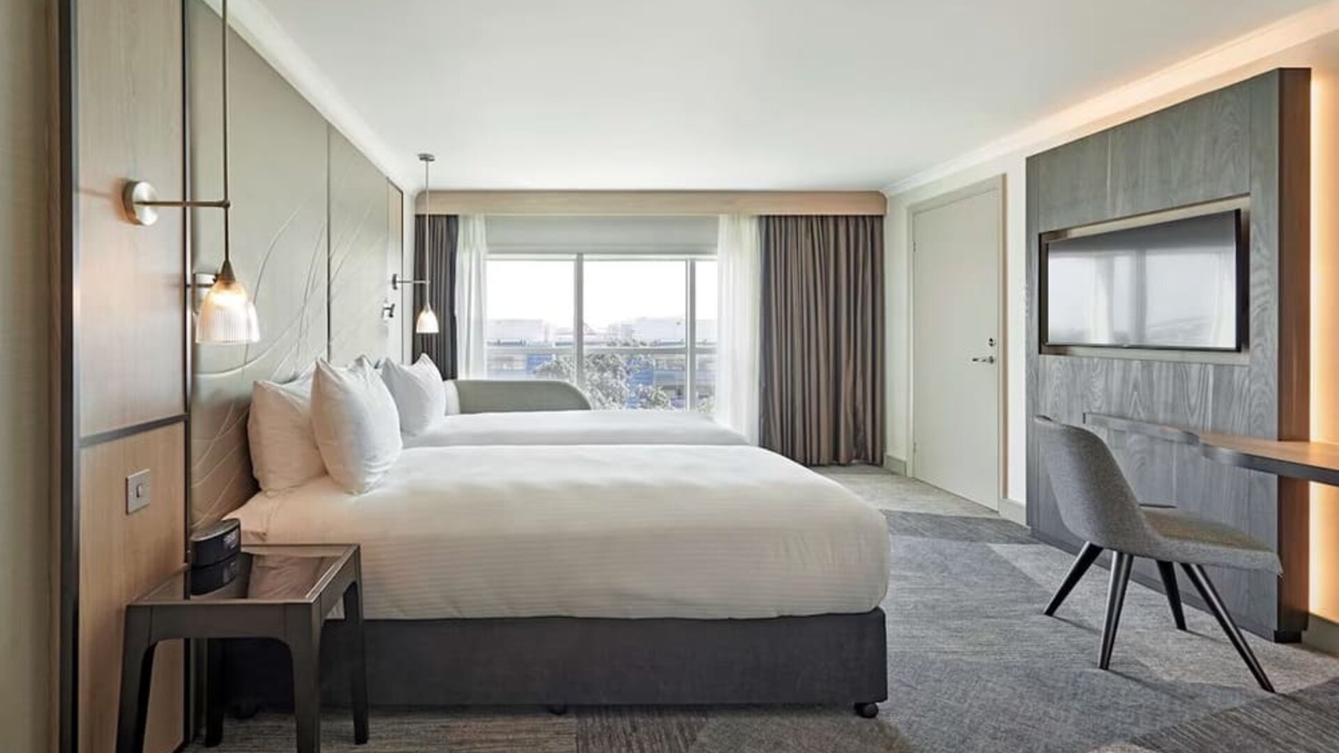 Day use twin room with TV screen, work desk and private bathroom at Hyatt Place London Heathrow Airport.