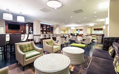 Hotel bar perfect for coworking at Capital Hilton.