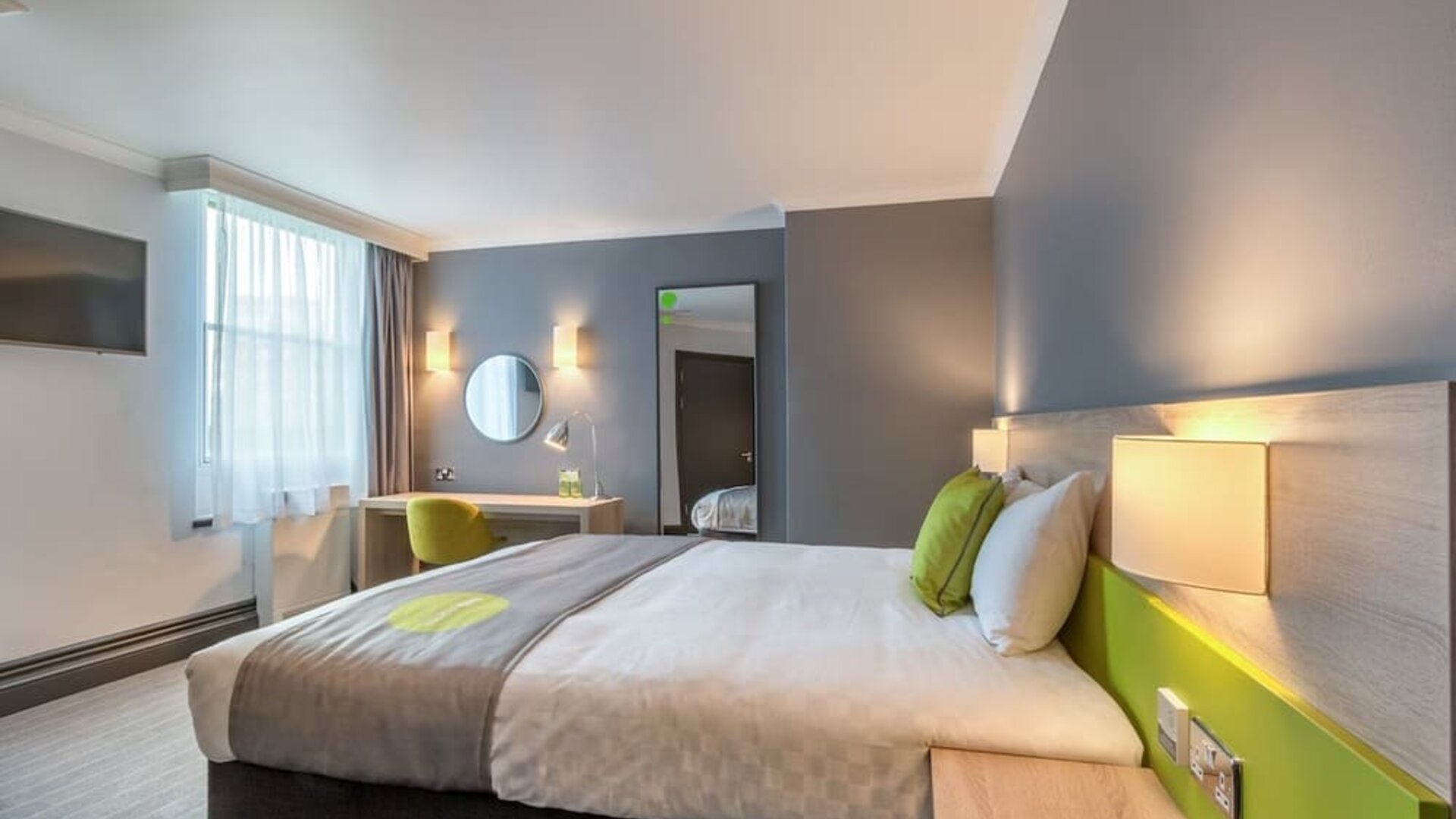 Bright and spacious day use room with work desk at Thistle Express London, Luton.