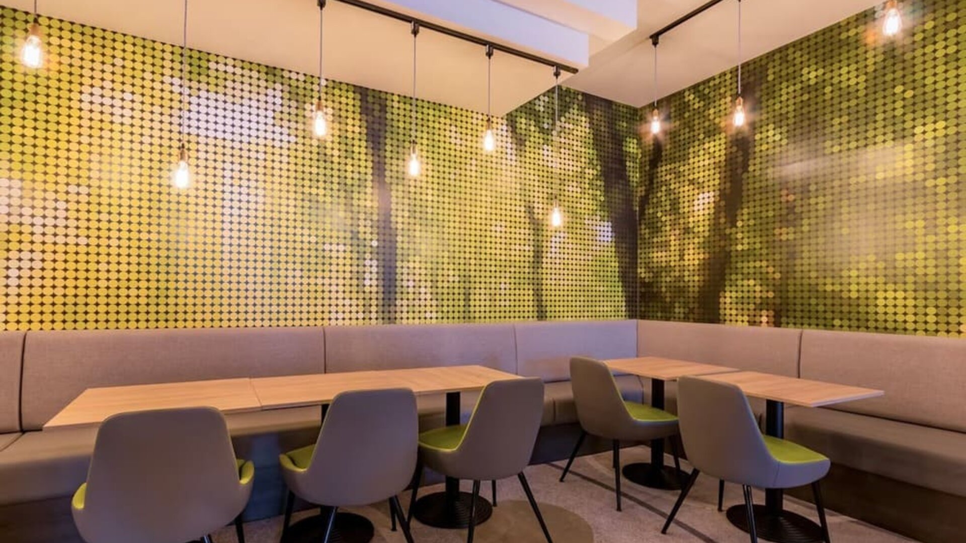 Dining area at Thistle Express London, Luton.