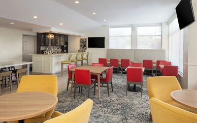 Dining area perfect for coworking at Hilton Garden Inn Queens/JFK Airport.