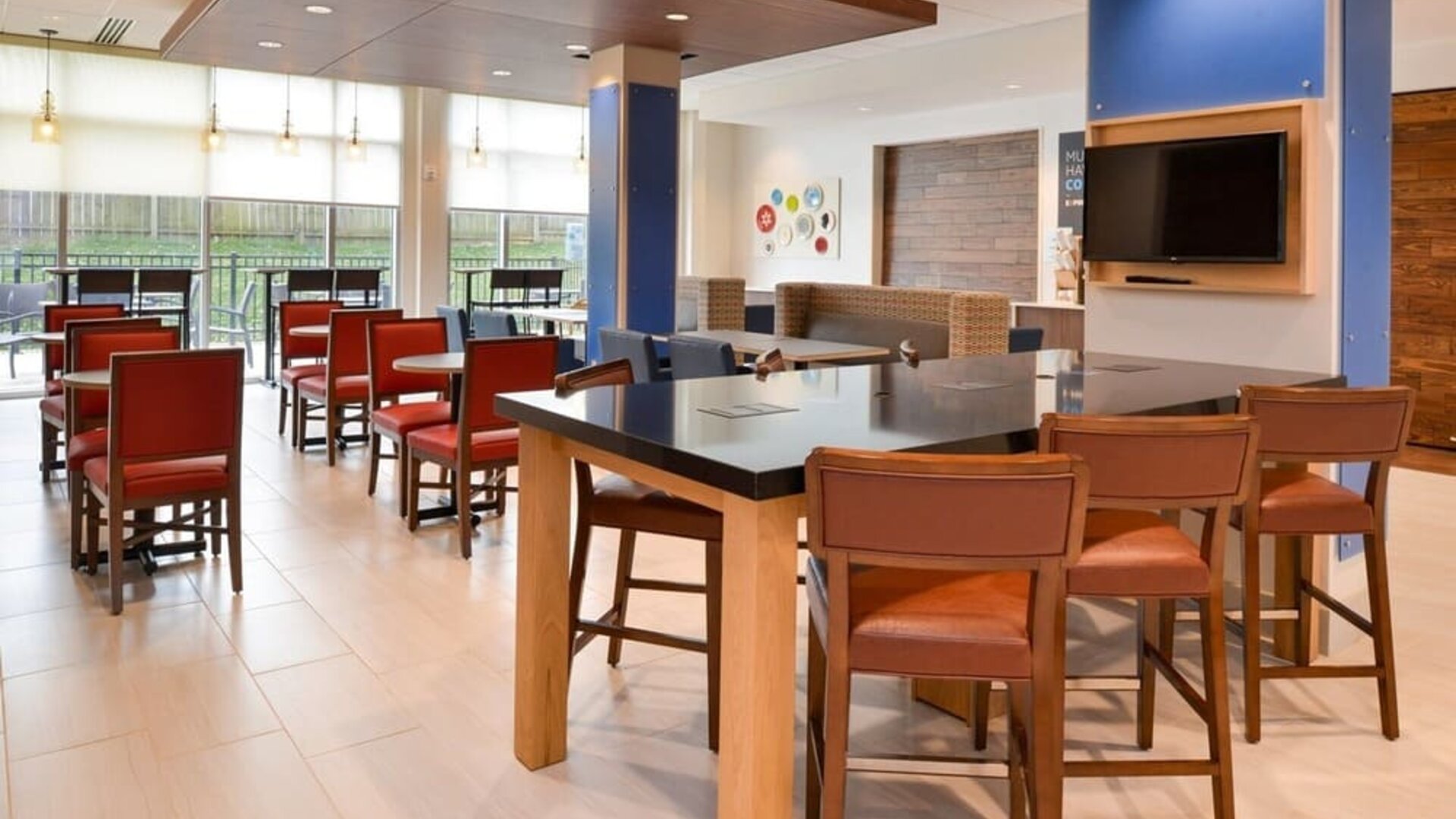 Dining area perfect for coworking at Holiday Inn Express & Suites Ottumwa.