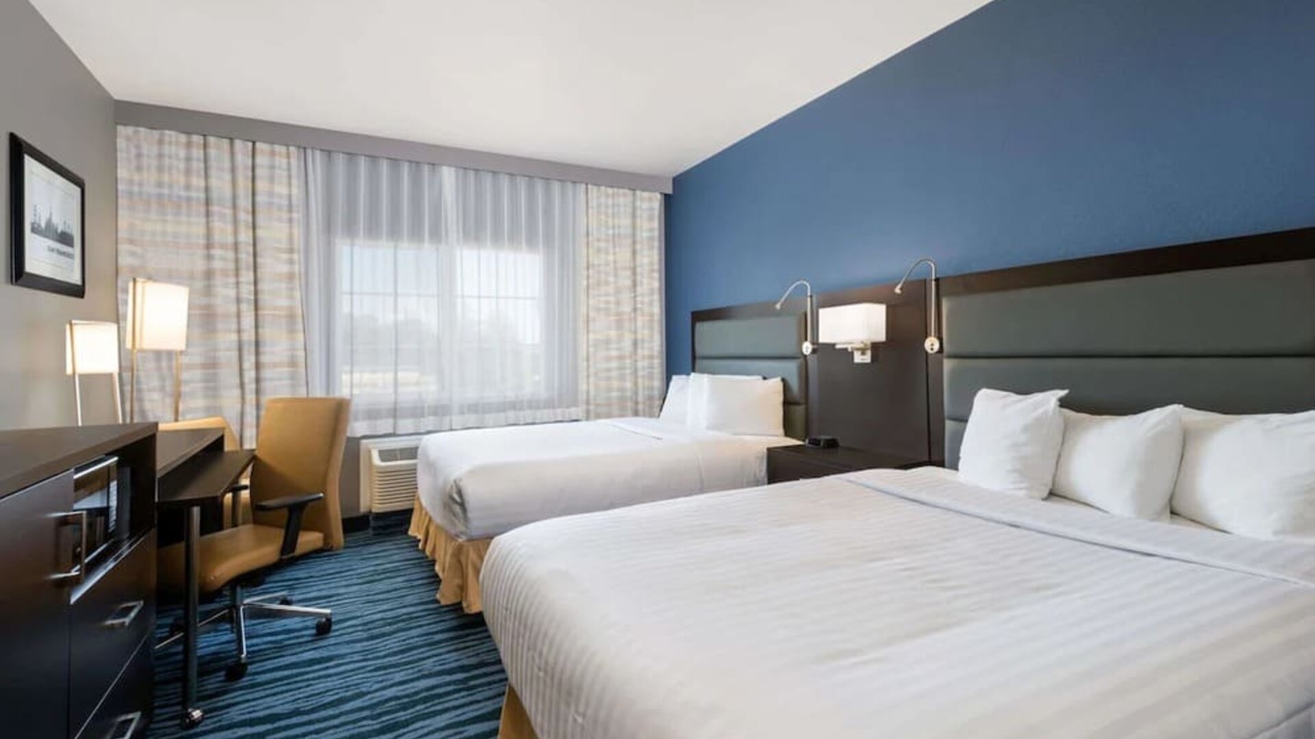 Day use twin room with work desk at Hotel 1550 SFO.