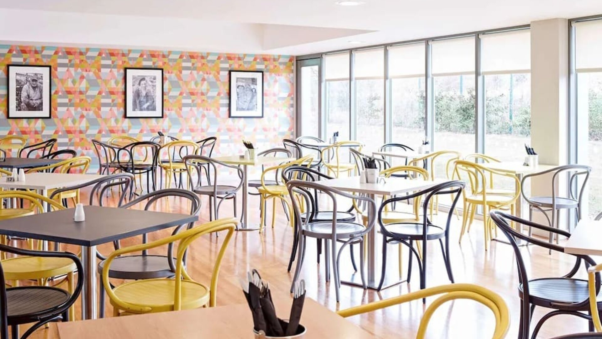 Comfortable dining area with floor to ceiling windows, perfect for co-working at Ibis Styles Barnsley.