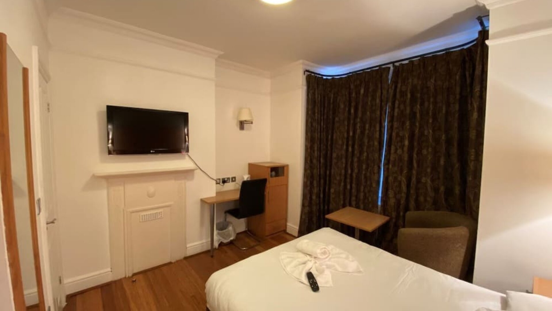 Day use room with TV screen and work desk at Buckingham Hotel.