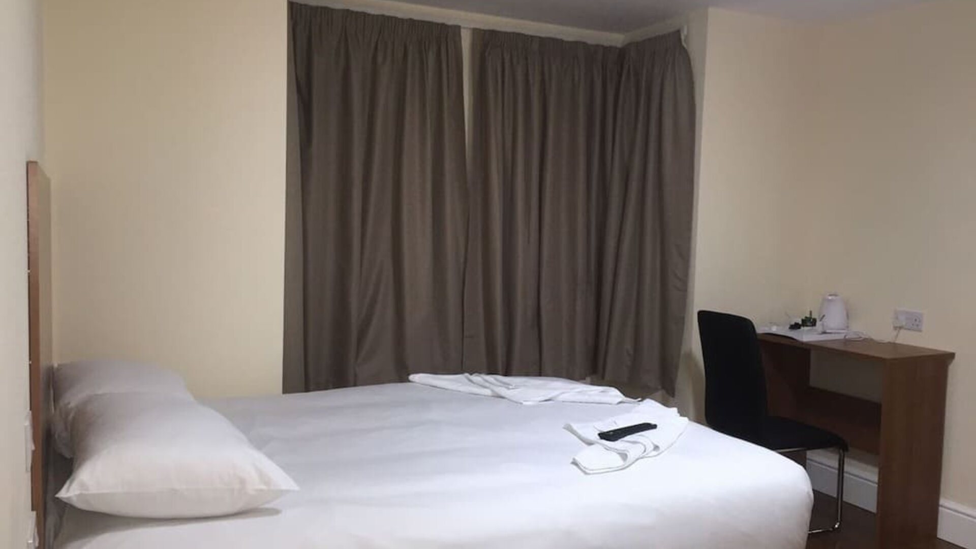 Day use room with king bed and work desk at Buckingham Hotel.