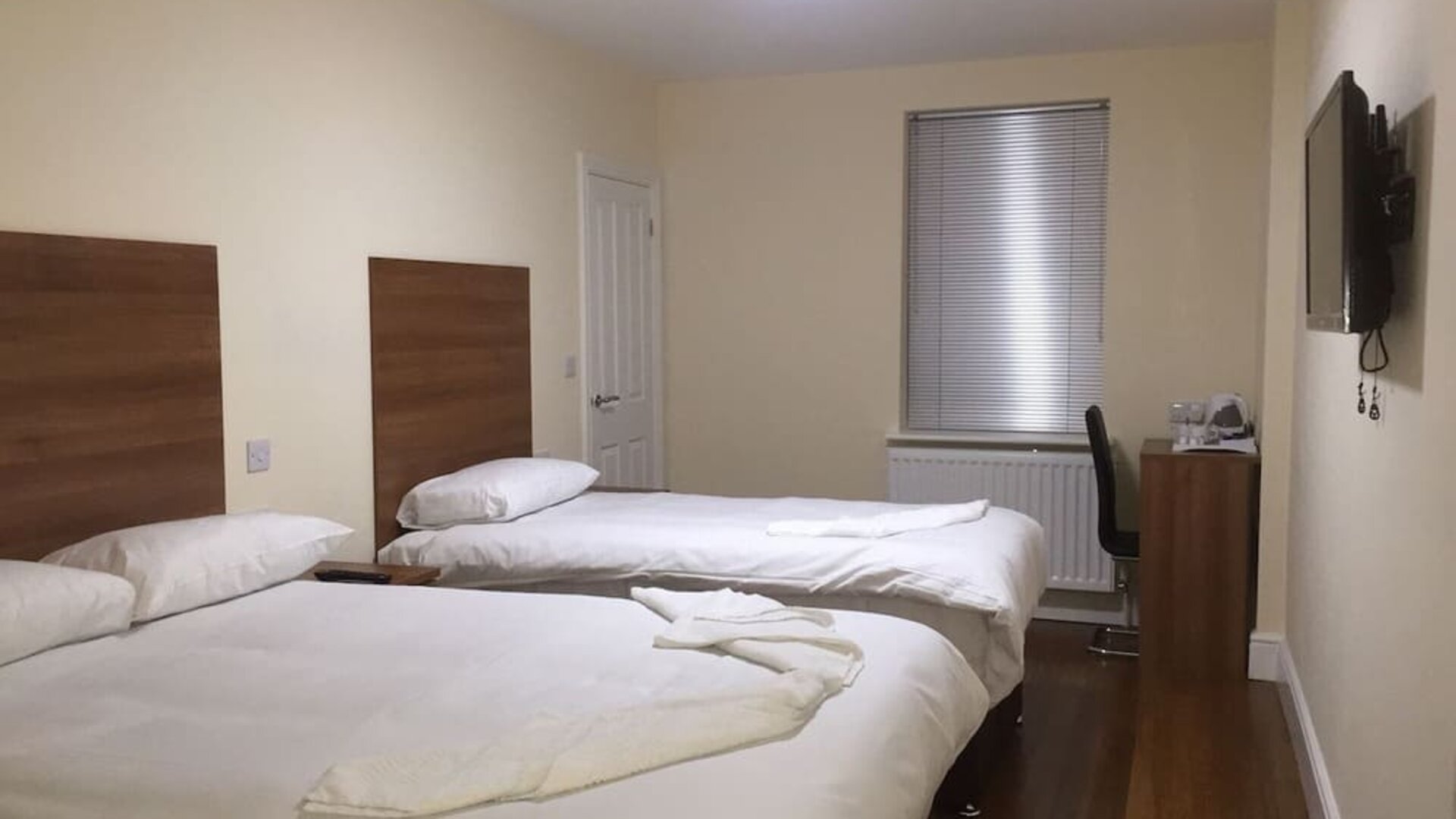 Day use twin room with TV screen and work desk at Buckingham Hotel.