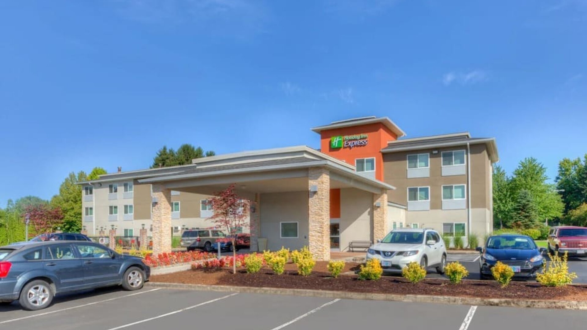 Hotel exterior at Holiday Inn Express Newberg - Wine Country.