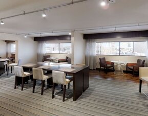 Dining area perfect for coworking at Hyatt Regency Milwaukee.