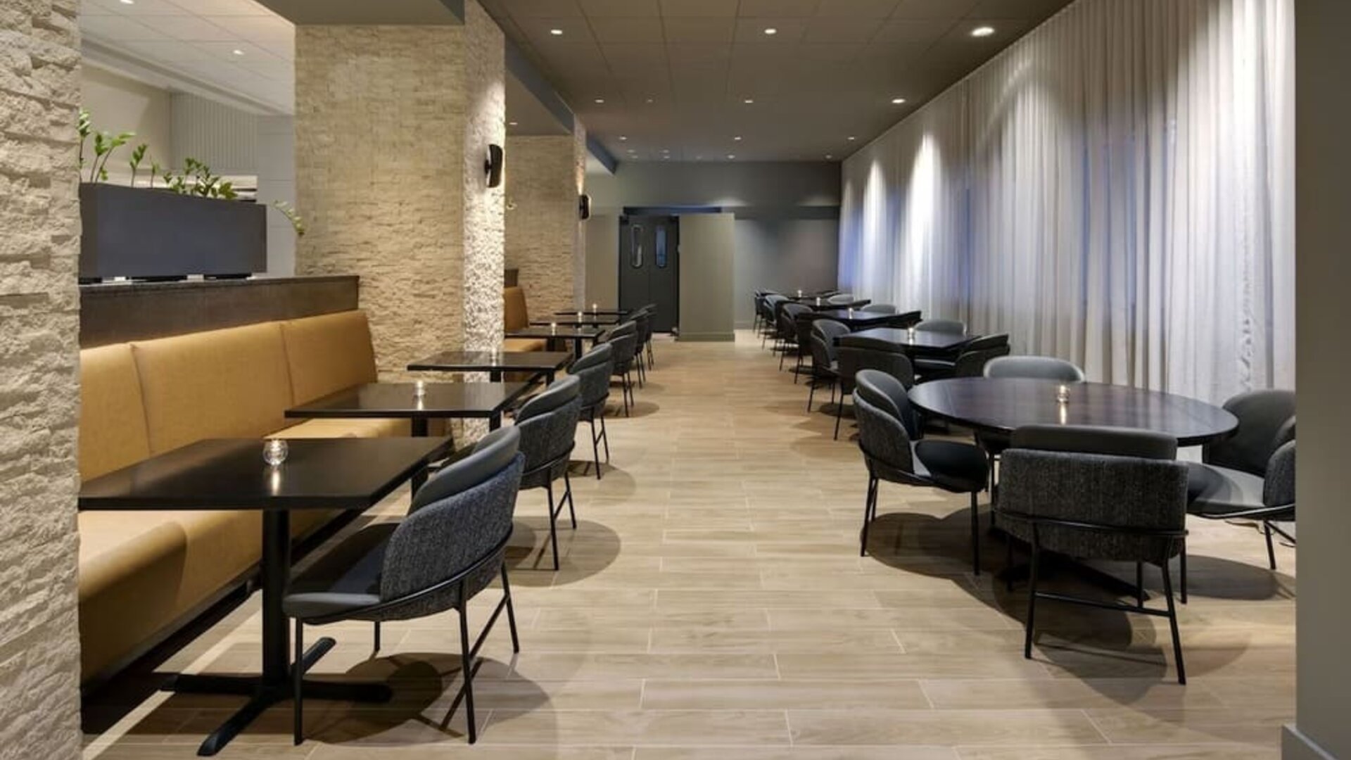 Dining area perfect for coworking at Hyatt Regency Milwaukee.