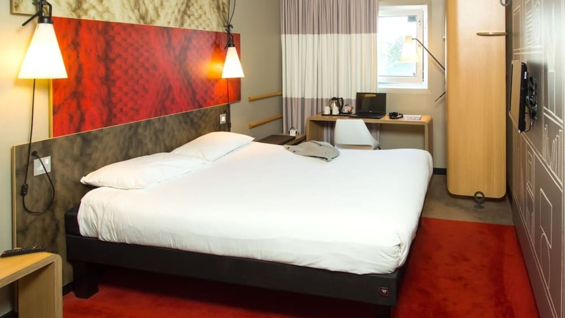 Standard day use room with king bed and work desk at ibis Leicester City.