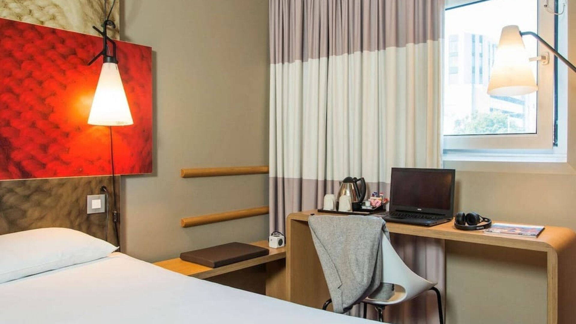 Day use room's work desk at ibis Leicester City.