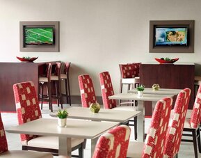 Dining area perfect for coworking at Residence Inn Columbus.