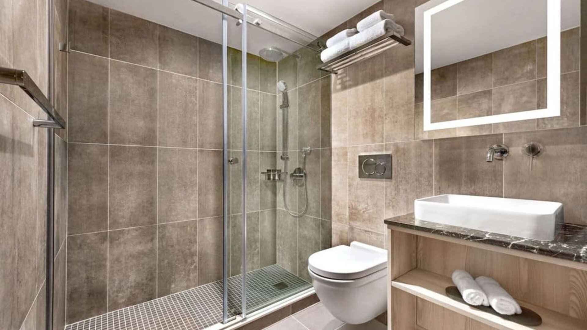 Guest bathroom with shower at Wingate By Wyndham New York Midtown South/5th Ave.