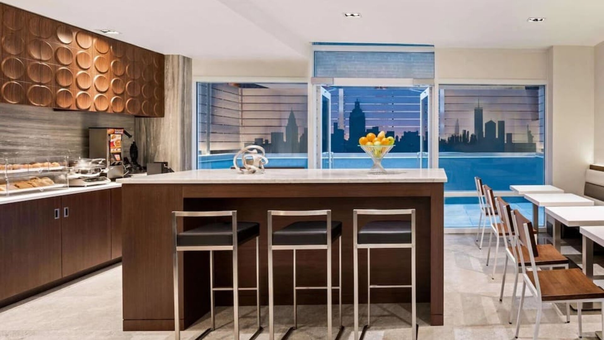 Dining area at Wingate By Wyndham New York Midtown South/5th Ave.