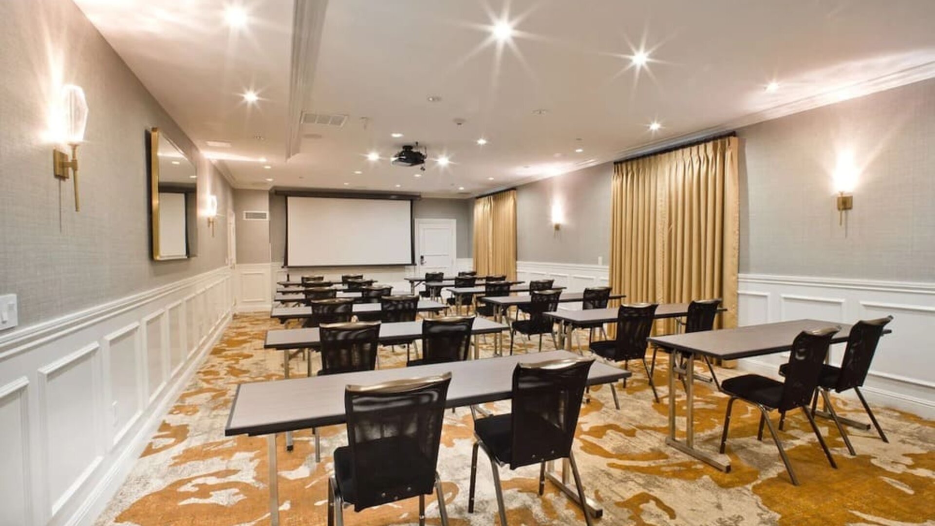 Meeting room at The Inn At Saratoga, Tapestry Collection By Hilton.