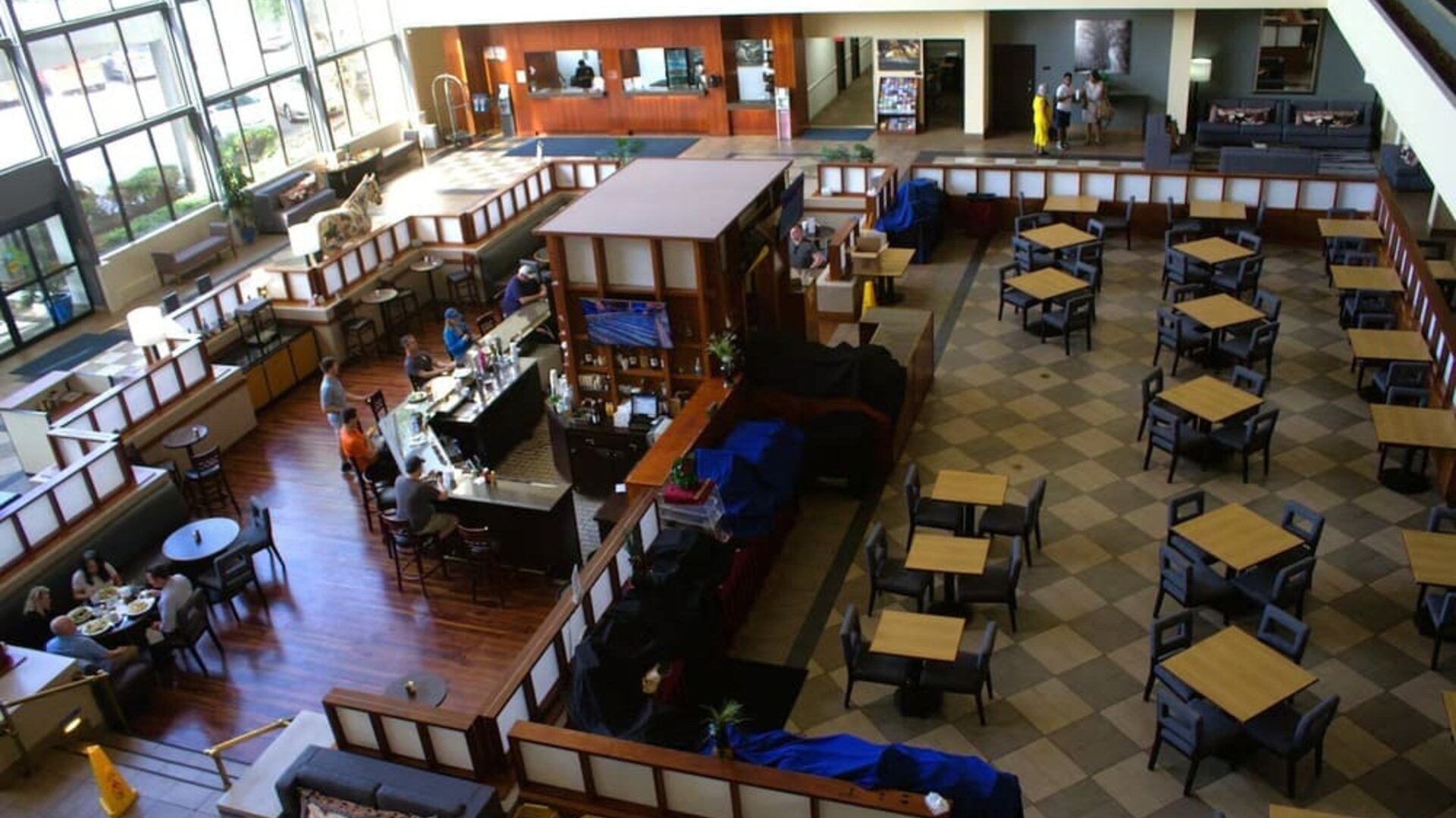 Dining area perfect for coworking at Atrium Hotel & Suites.