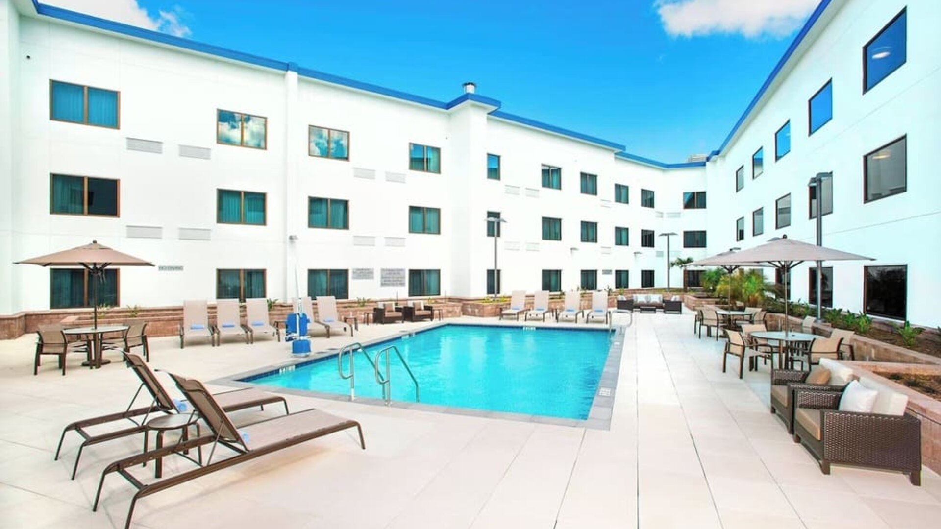 Refreshing outdoor pool at Courtyard By Marriott Redwood City.