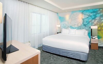 Day use room with natural light at Courtyard By Marriott Redwood City.