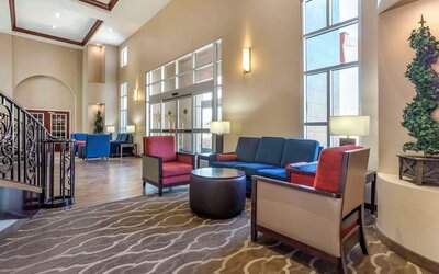 Lobby and coworking lounge at Comfort Suites Phoenix Airport.