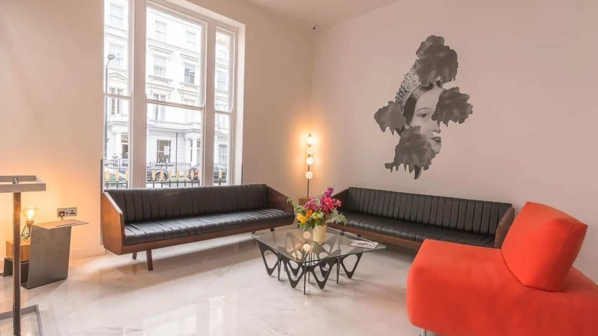 Lobby lounge at Victoria Inn London Hotel.
