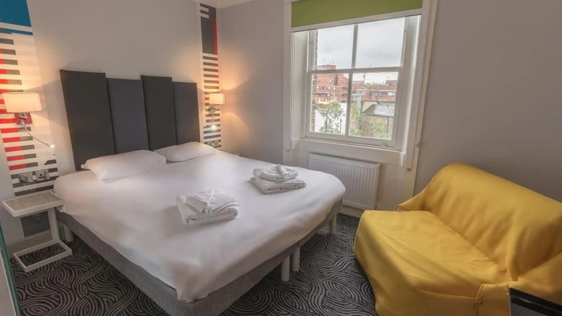 King room with sofa at Victoria Inn London Hotel.