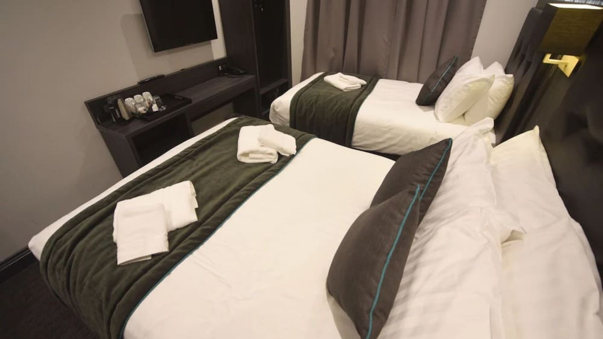 Day use twin room with TV screen and work desk at The Pack And Carriage London Hotel.
