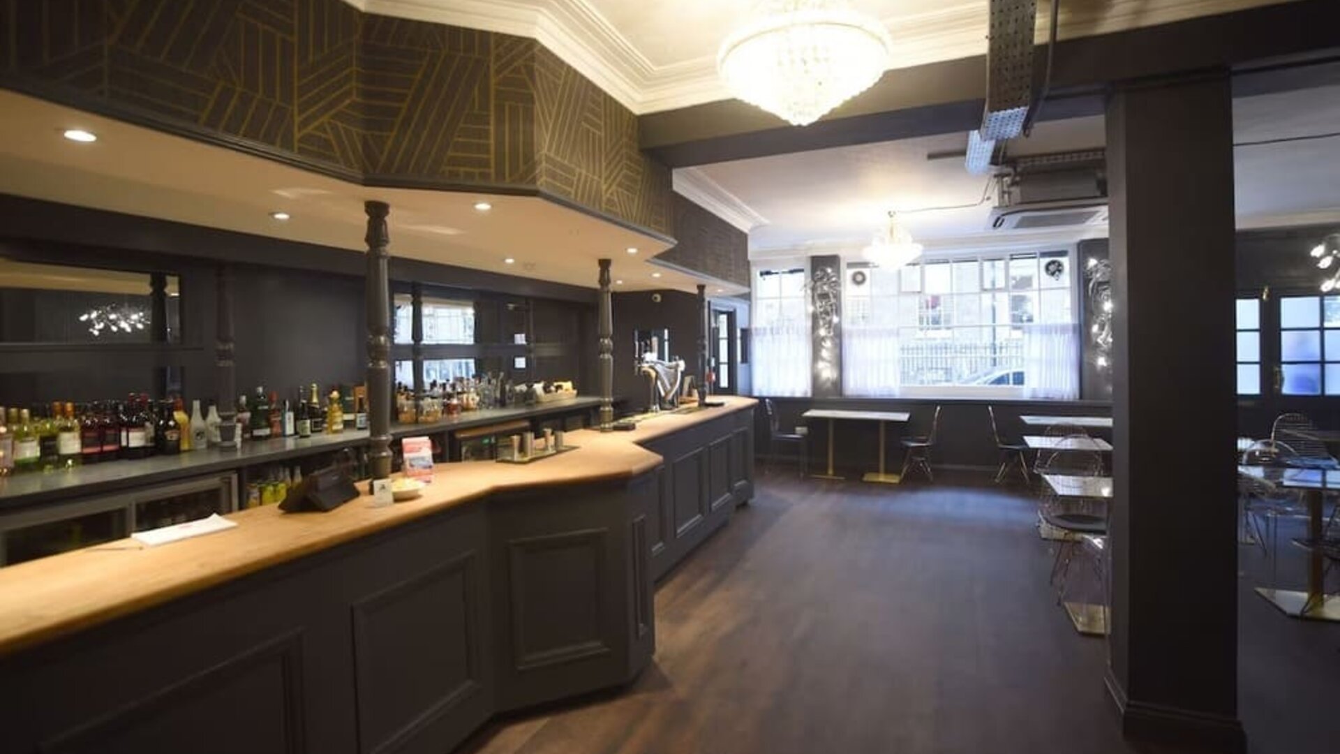 Hotel bar with sitting area at The Pack And Carriage London Hotel.