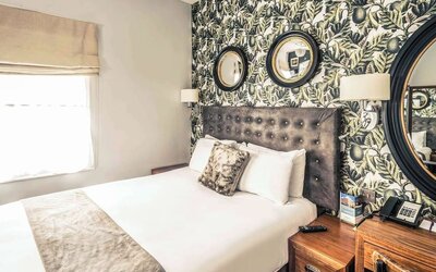 King bed at Mercure Nottingham City Centre Hotel.