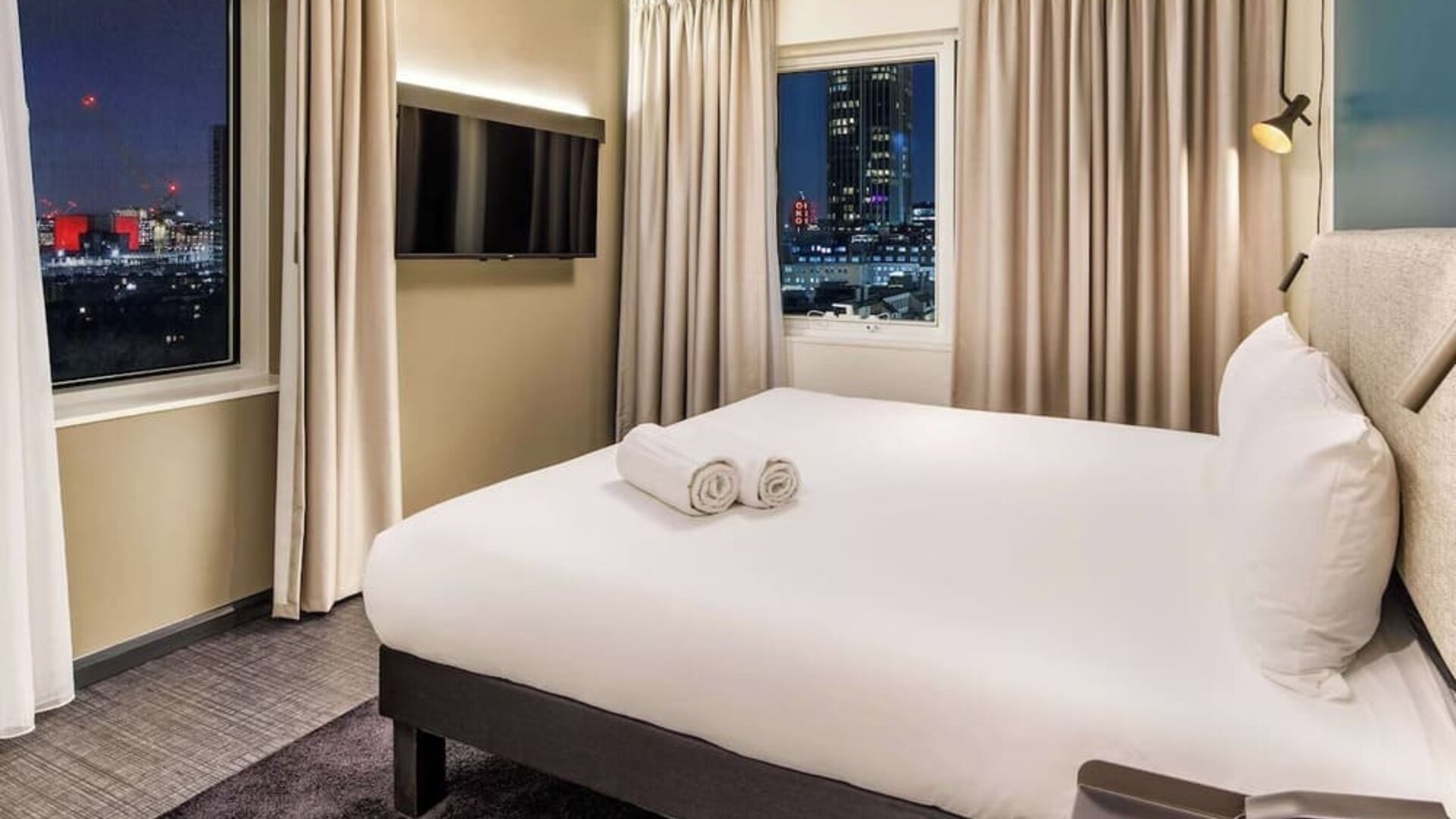 Day use room with TV screen and private bathroom at Ibis London Blackfriars Hotel.