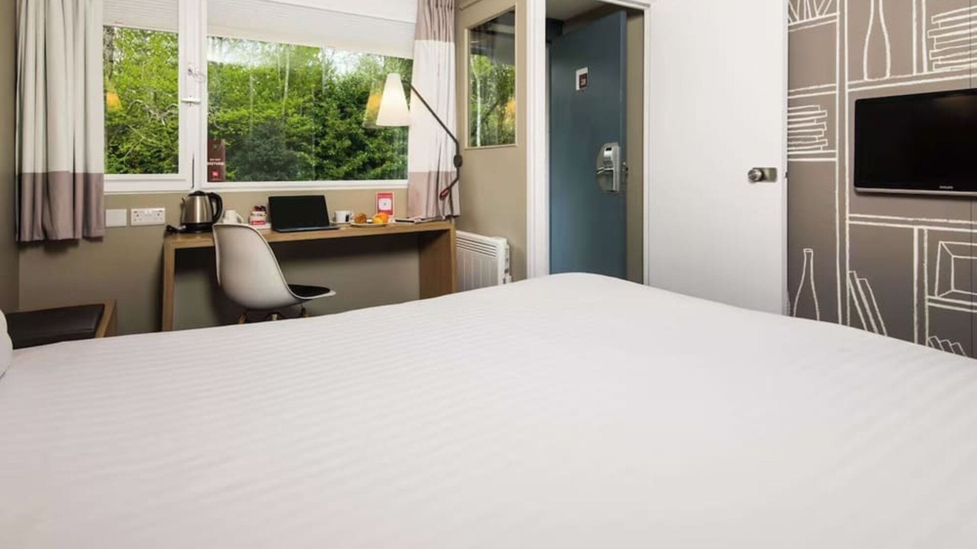 Day use room with work desk, TV screen and private bathroom at Ibis Plymouth.