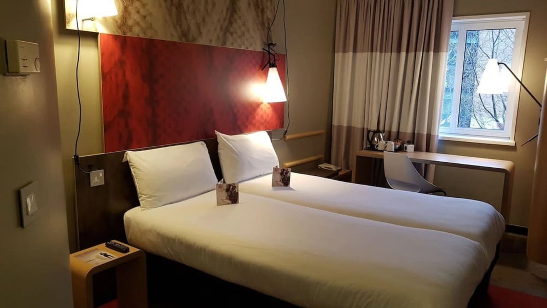 Day use twin room with work desk at ibis Sheffield City.