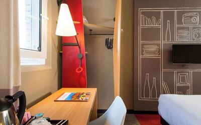 In-room work station at ibis Sheffield City.