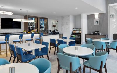 Dining area perfect for coworking at Courtyard Delray Beach.
