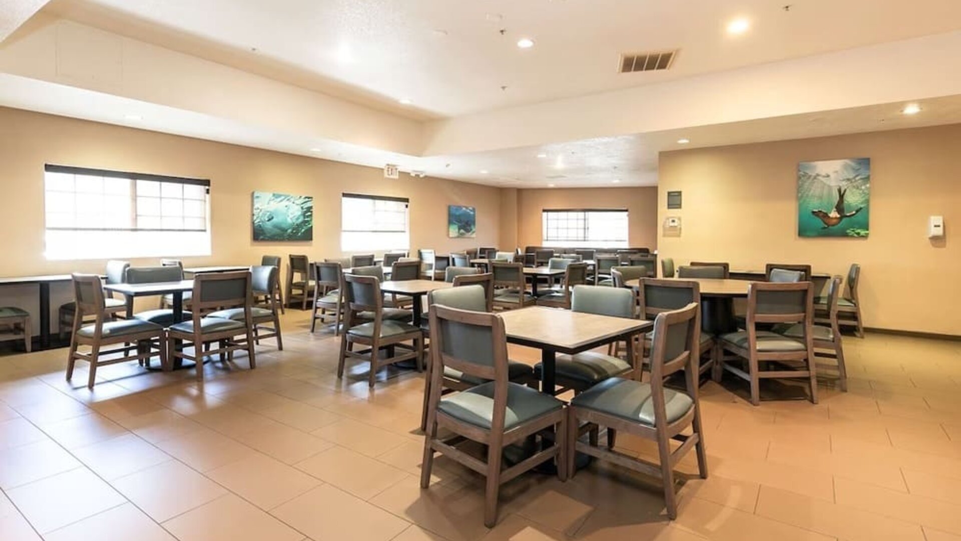 Dining area perfect for coworking at Best Western San Diego Zoo/SeaWorld Inn & Suites.