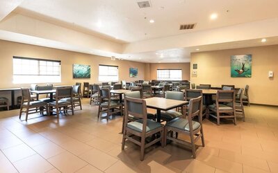 Dining area perfect for coworking at Best Western San Diego Zoo/SeaWorld Inn & Suites.