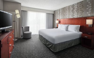 Day use room with natural light at Courtyard Bossier City.
