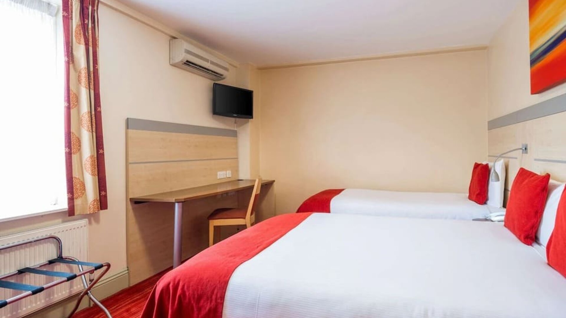Day use triple room with work desk at Comfort Inn Edgware Road.